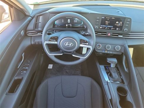 New 2026 Hyundai Elantra SE image 7