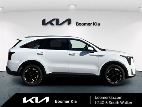 Certified 2025 Kia Sorento S w/ Panoramic Sunroof Package image 4