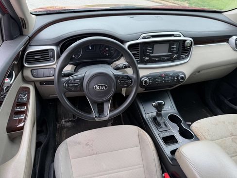 Used 2017 Kia Sorento AWD image 8