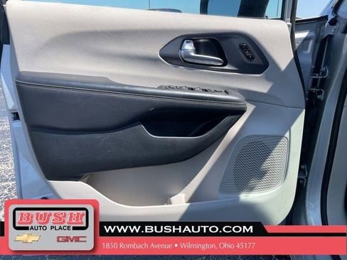 Used 2024 Chrysler Pacifica Touring-L image 17