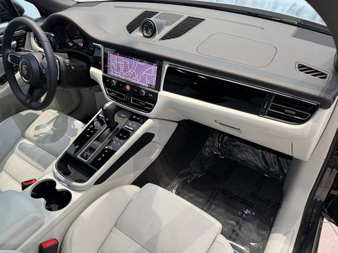 Certified 2025 Porsche Macan image 24