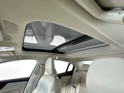 Used 2022 Volvo S60 B5 Momentum image 5