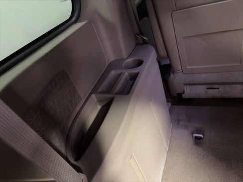 Used 2013 Chrysler Town & Country Touring image 7