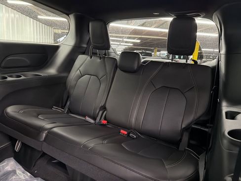 New 2026 Chrysler Pacifica Select image 12