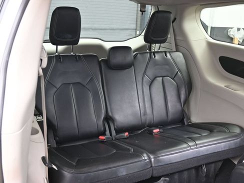 Used 2023 Chrysler Pacifica Touring-L FWD image 39