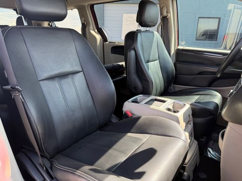 Used 2015 Chrysler Town & Country Touring FWD image 20