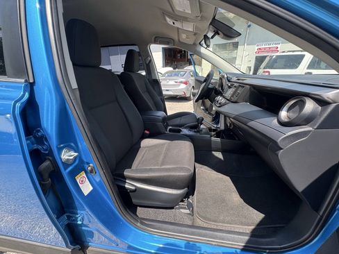 Used 2018 Toyota RAV4 LE AWD/4WD image 44