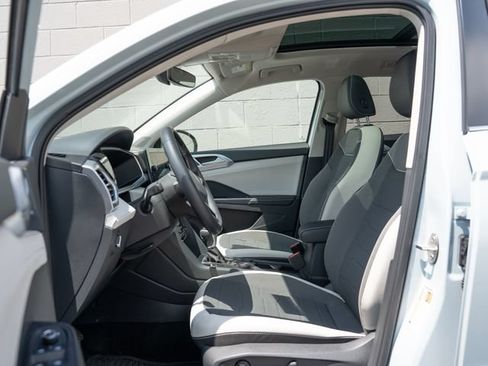 Used 2025 Volkswagen Taos SE w/ Panoramic Sunroof Package AWD/4WD image 17