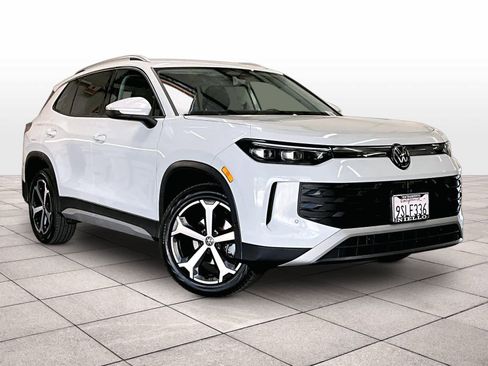 Used 2025 Volkswagen Tiguan SE image 2