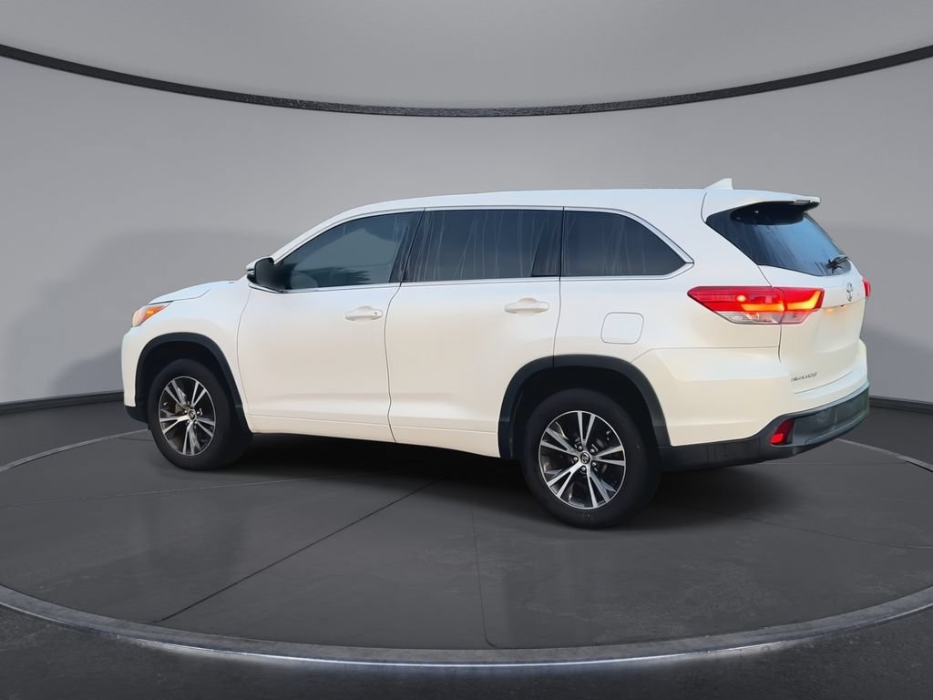 Used 2017 Toyota Highlander Plus FWD image 6