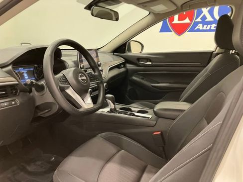 Used 2025 Nissan Altima 2.5 SV FWD image 19