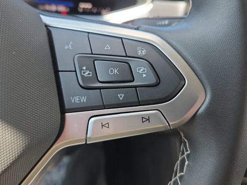 Used 2025 Volkswagen Taos SE image 23