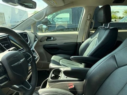 Used 2022 Chrysler Pacifica Touring-L FWD image 10