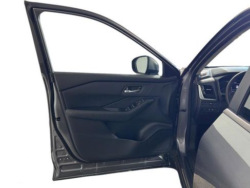 Used 2025 Nissan Rogue SV image 28