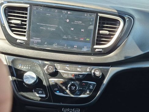 Used 2025 Chrysler Pacifica Select FWD image 19