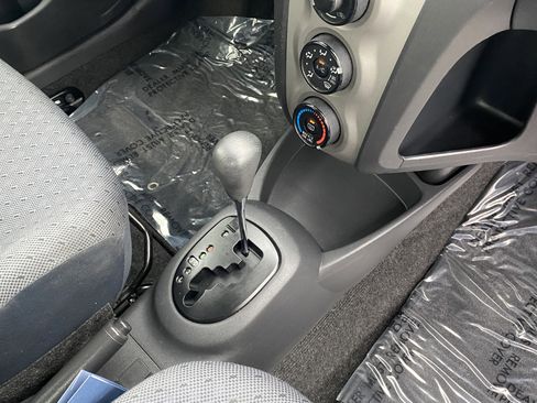 Used 2009 Toyota Yaris 4-Door Hatchback image 16