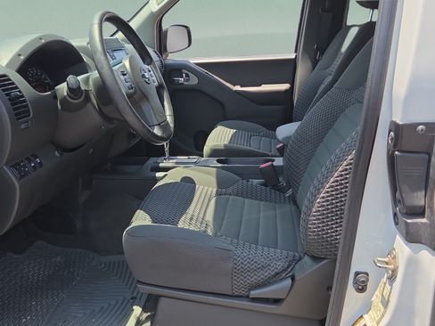 Used 2018 Nissan Frontier SV w/ Value Truck Package AWD/4WD image 8