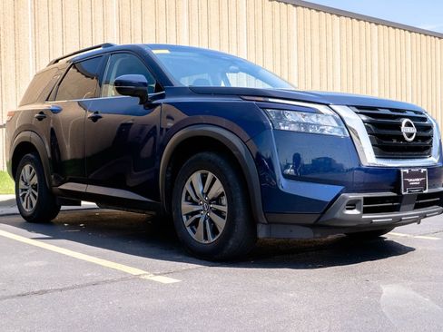 Used 2024 Nissan Pathfinder SV FWD image 2