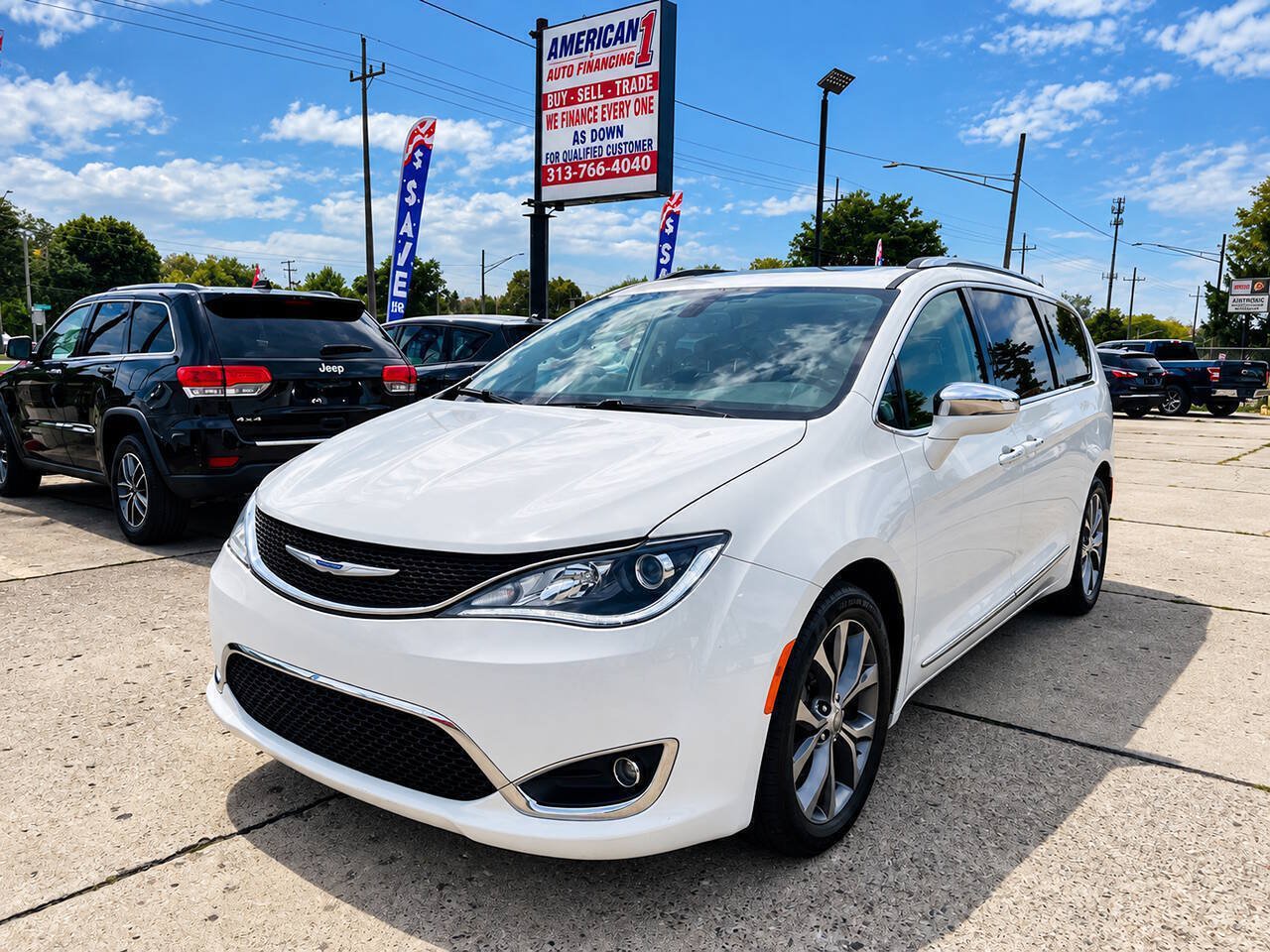 Used 2018 Chrysler Pacifica Limited w/ Tire & Wheel Group FWD image 2