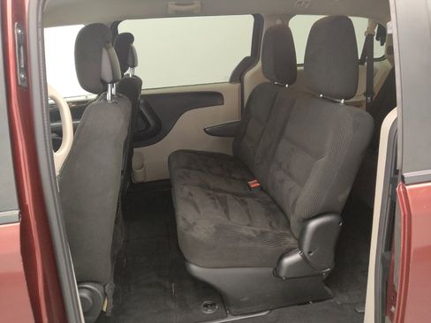 Used 2017 Dodge Grand Caravan SE image 18