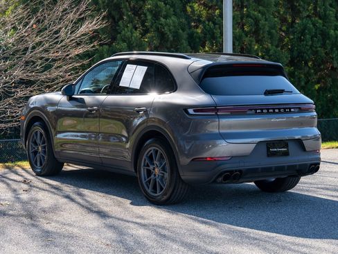 Certified 2025 Porsche Cayenne image 3