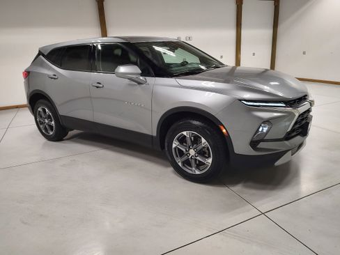 Used 2025 Chevrolet Blazer LT image 2