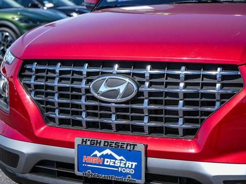 Used 2025 Hyundai Venue SEL FWD image 5