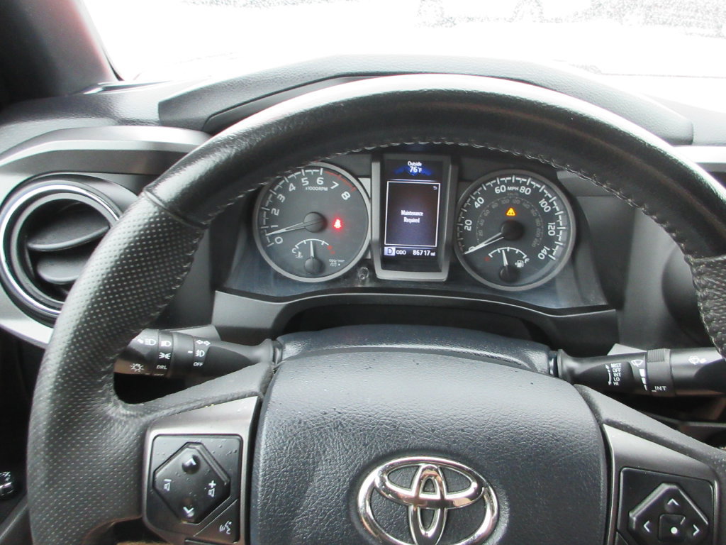 Used 2018 Toyota Tacoma TRD Sport AWD/4WD image 27