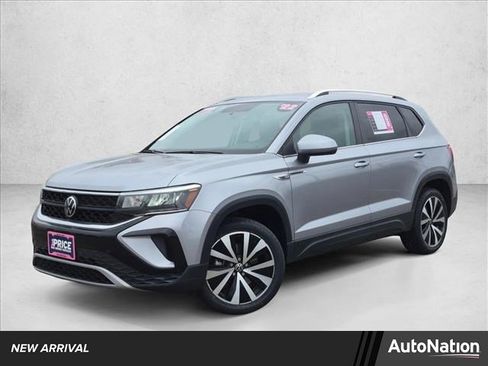 Used 2022 Volkswagen Taos SE FWD image 1