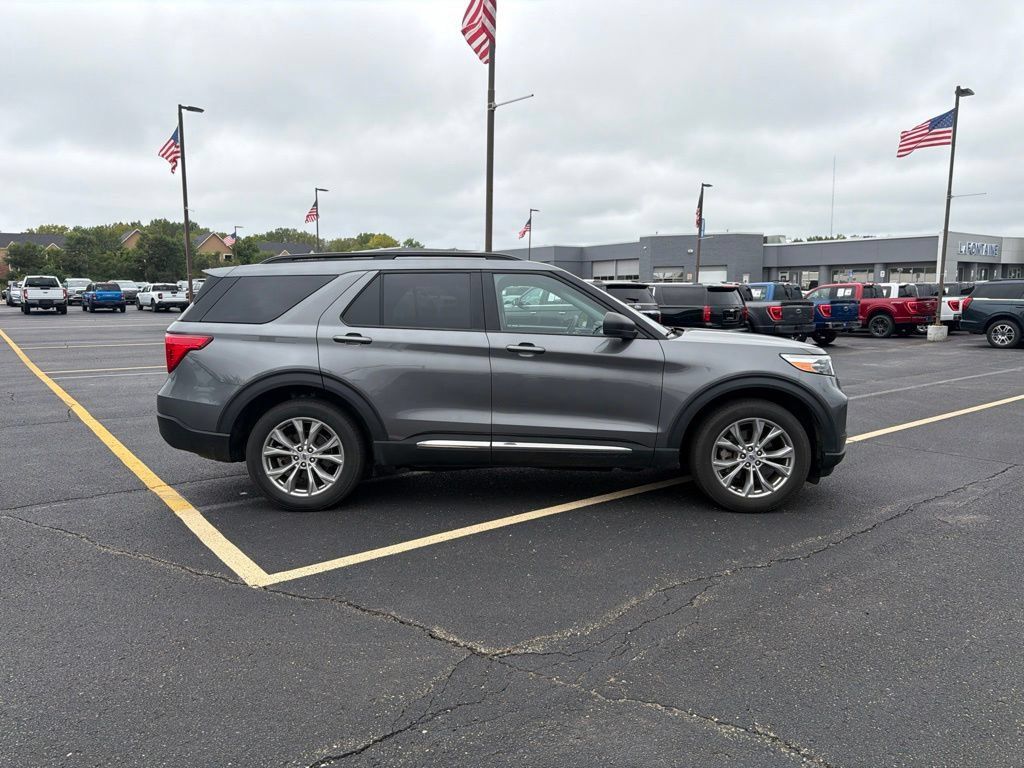 Used 2023 Ford Explorer XLT w/ Equipment Group 202A AWD/4WD image 4