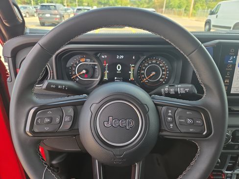 Used 2025 Jeep Wrangler Unlimited Rubicon AWD/4WD image 10