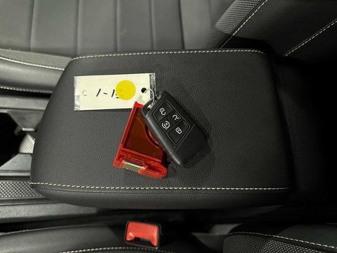 Used 2022 Volkswagen Taos SE image 32