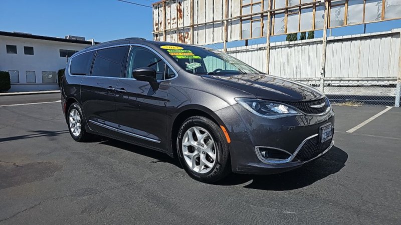 Used 2017 Chrysler Pacifica Touring-L w/ Tire & Wheel Group FWD image 2