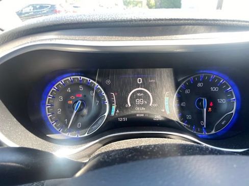 Used 2019 Chrysler Pacifica Limited FWD image 9