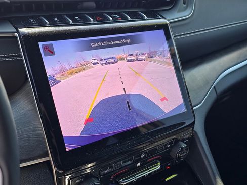 Used 2025 Jeep Grand Cherokee Limited image 20