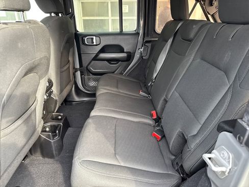 Used 2018 Jeep Wrangler Unlimited Sahara image 25