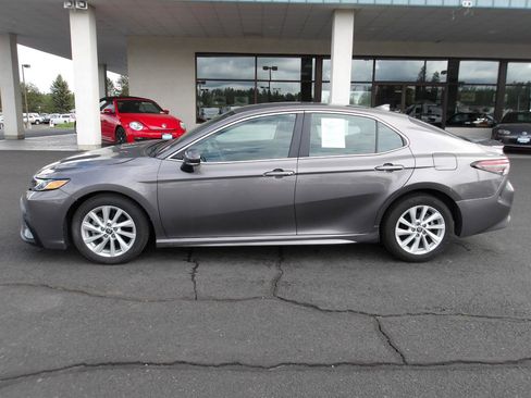 Used 2023 Toyota Camry SE FWD image 2