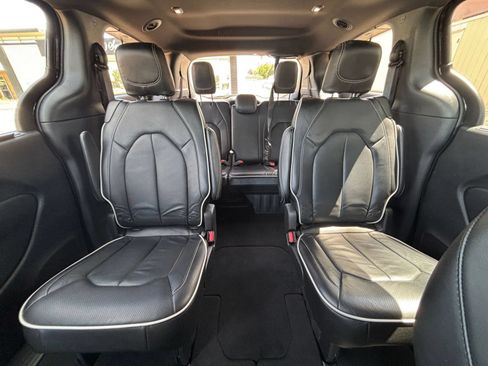 Used 2025 Chrysler Pacifica Limited FWD image 36