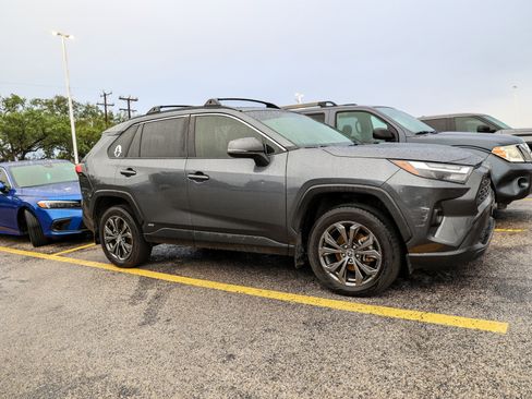 Used 2022 Toyota RAV4 XLE Premium AWD/4WD image 7