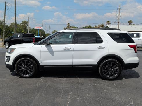 Used 2017 Ford Explorer XLT w/ Equipment Group 202A FWD image 7