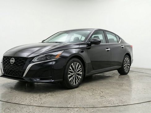 Used 2025 Nissan Altima 2.5 SV FWD image 3