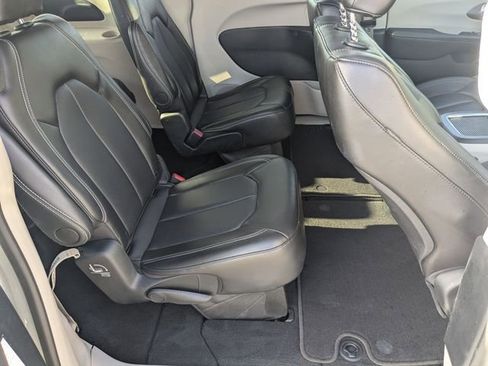 Used 2024 Chrysler Pacifica Touring-L image 19