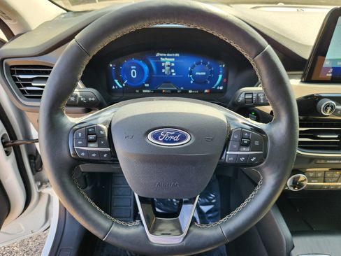 Used 2022 Ford Escape Titanium w/ Titanium Elite Package AWD/4WD image 9