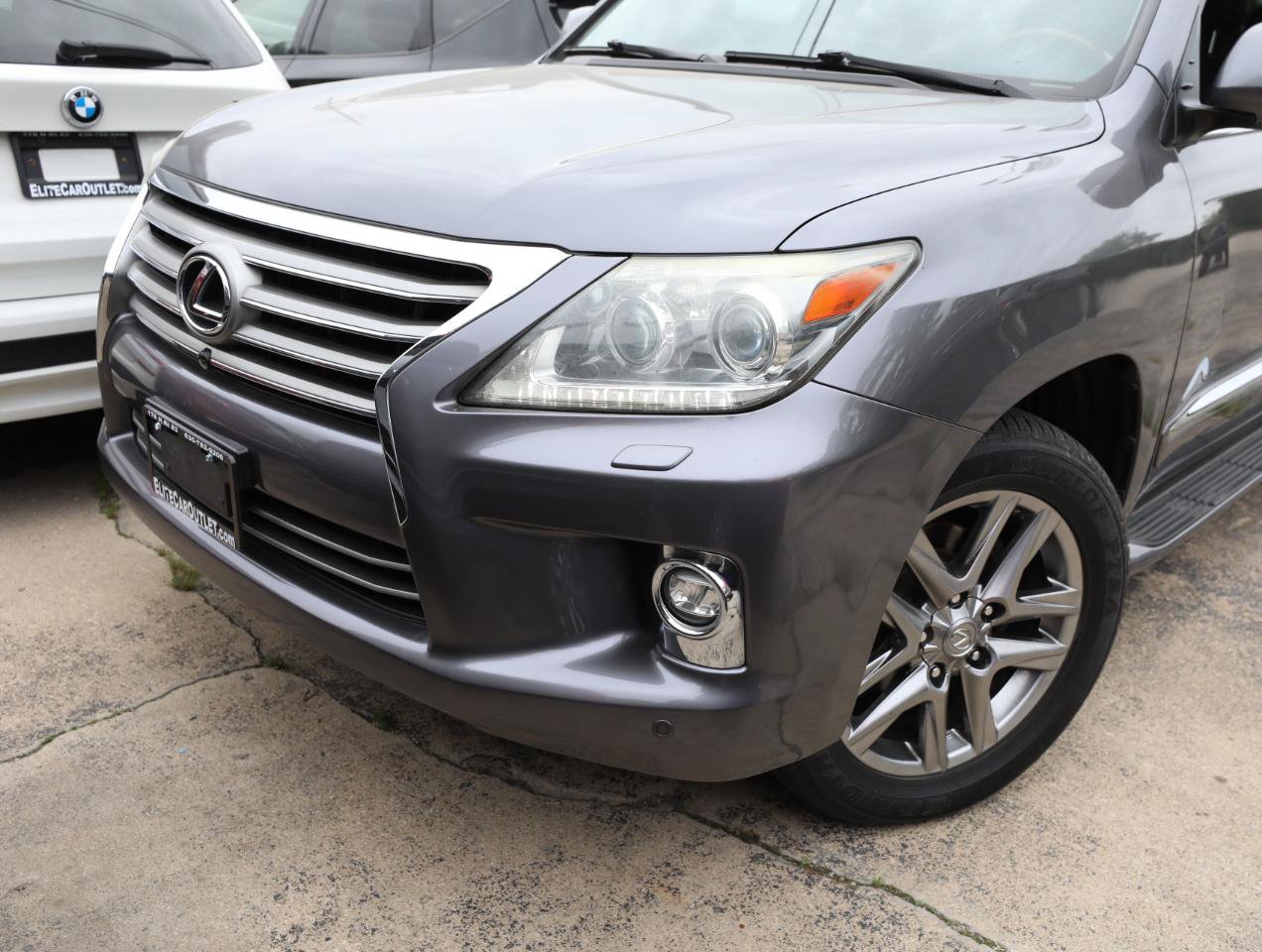 Used 2013 Lexus LX 570 4WD w/ Luxury Pkg image 2