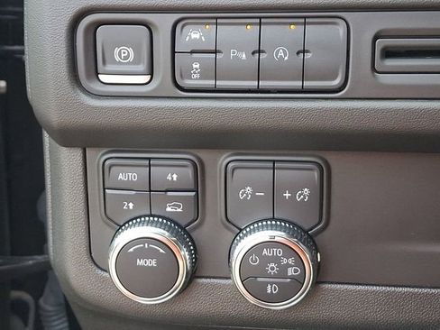 Used 2024 GMC Yukon SLE AWD/4WD image 9