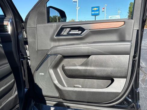 Used 2025 GMC Yukon XL Denali image 12