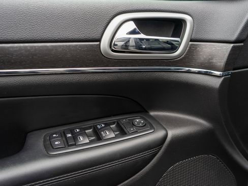 Used 2018 Jeep Grand Cherokee Limited AWD/4WD image 15