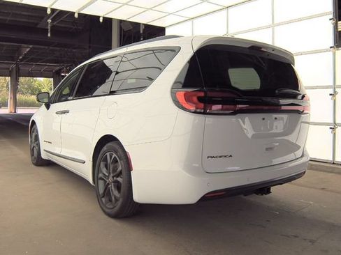 Used 2024 Chrysler Pacifica Touring-L w/ Road Tripper Package FWD image 6