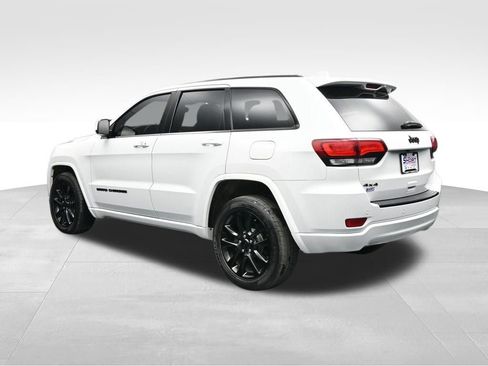 Used 2018 Jeep Grand Cherokee Altitude AWD/4WD image 3