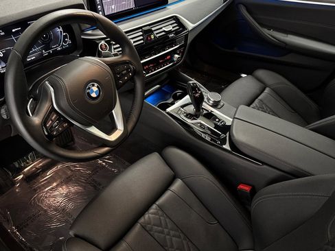 Used 2023 BMW 530e w/ Convenience Package image 4